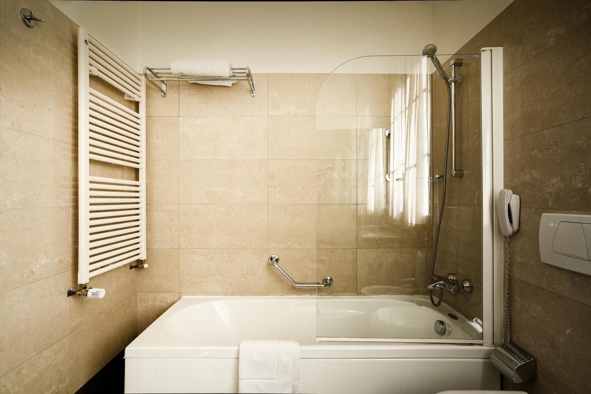 Meditur Hotel Bologna オッツァーノ・デッレミーリア エクステリア 写真